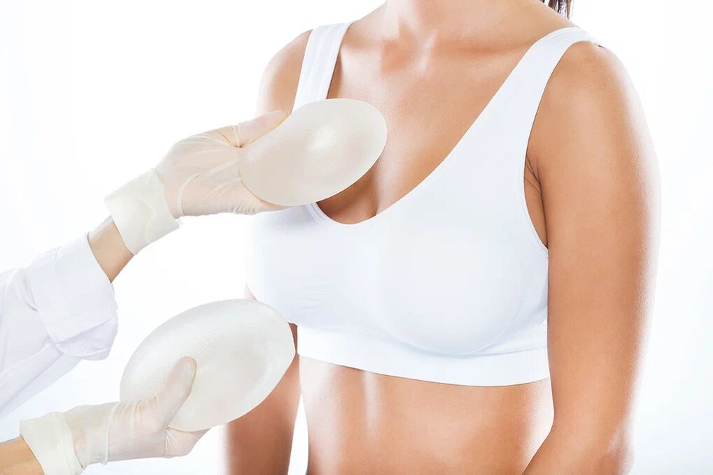 Výběr implantátů před operací augmentace prsou