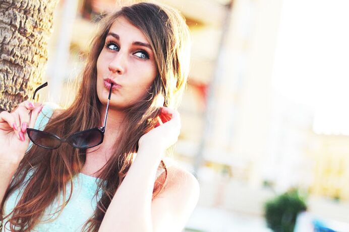 Dívka přemýšlí o tom, zda by měla podstoupit plastickou operaci kvůli zvětšení prsou.