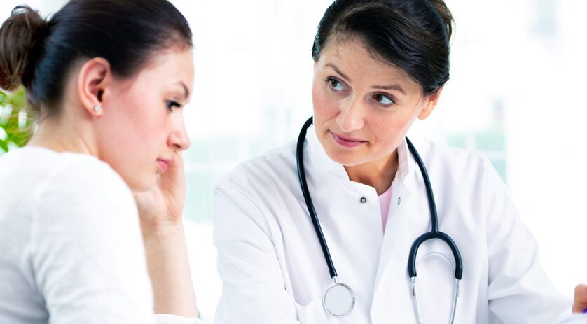 Lékař radí pacientce o indikacích pro augmentační mamoplastiku.